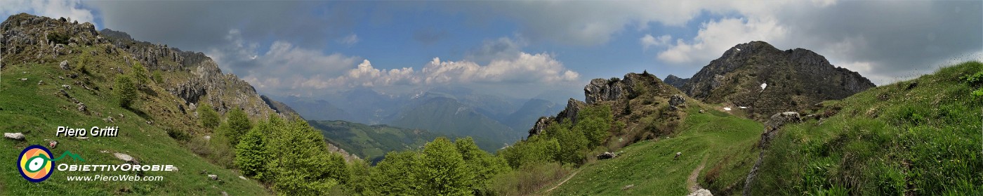 69 Dal Passo di Grialeggio salendo al Venturosa ci godiamo anche il sole .jpg